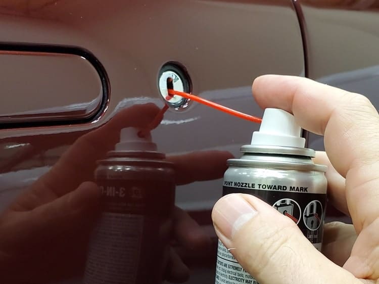 fixing car lock with lubricant