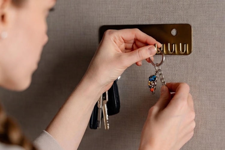 a woman picking up het keys