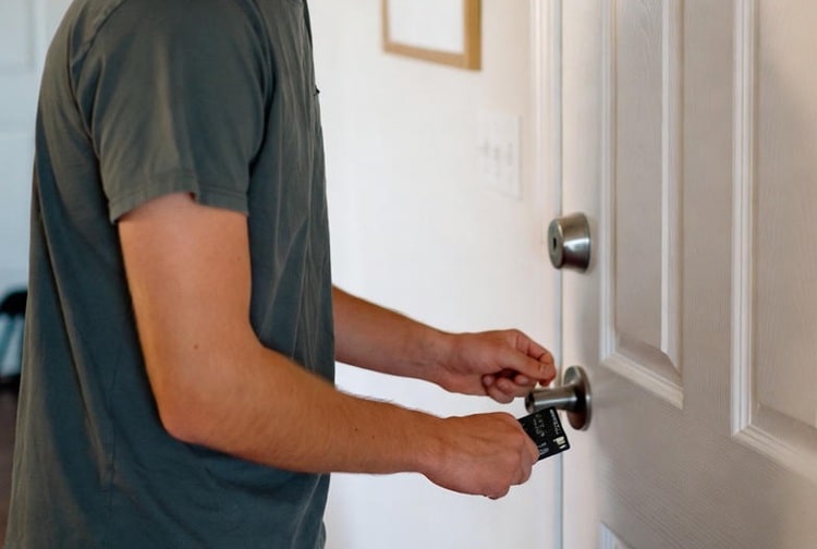 using a credit card to open the lock